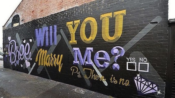 Cerere în căsătorie printre tuburi de graffiti